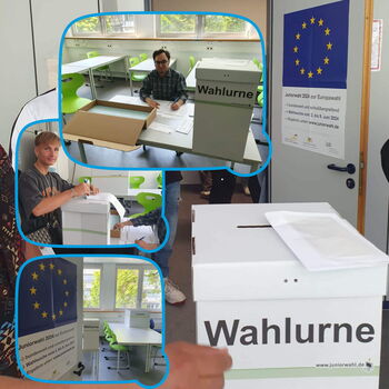 Mehrere Personen nehmen an einem Juniorwahl-Infoabend teil und werfen ihre Stimmen in eine Wahlurne ein.