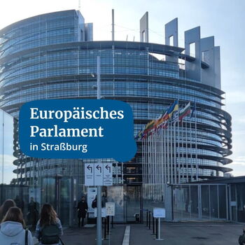 Das Europäische Parlament in Straßburg mit wehenden Flaggen und Besuchern am Eingang.
